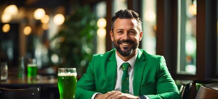 ai generado hombre con vaso de verde cerveza a bar foto