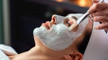 ai generado belleza spa deleitar, facial tratamiento con peladura máscara por experto cosmetólogo foto