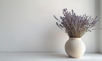 ai generado lavanda ramo de flores en florero en blanco mesa y pared antecedentes foto