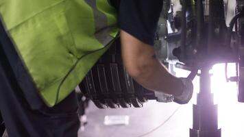 calma trabajadores controlador aeronave máquina y chasis. aeronave mantenimiento mecánico inspecciona avión chasis. instalando nuevo chasis en un avión. ingeniero cheques chasis. aeropuerto trabajador mecánico video