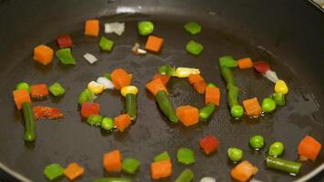 haché des légumes dans le la poêle sont collecté dans le mot aliments. frit des légumes avec Viande dans une friture poêle. remuer frit des légumes dans le la poêle video