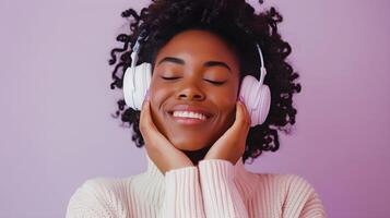 ai generado retrato de un negro de edad mediana hembra sonriente y clausura su ojos mientras vistiendo inalámbrico auriculares en contra ligero púrpura fondo, generativo ai foto