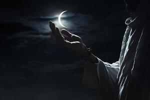 ai generado musulmán mano debajo el Luna a noche Orando foto
