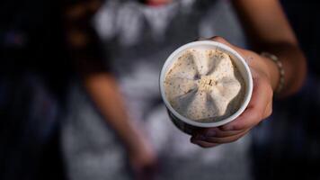 hielo crema taza en niño mano, niño sostiene helado, vacío espacio para entrando texto. foto