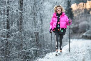 deportivo mujer practicas nórdico caminando en el frío foto