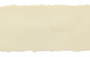 Papel de nota rasgado marrón en blanco aislado sobre fondo blanco. foto