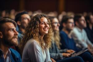 ai generado sonriente estudiante joven mujer con Rizado pelo en un grupo de diverso personas sentado en un conferencia salón foto