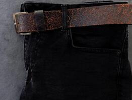 negro hombres 's pantalones con cinturón foto