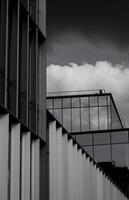 vaso oficina edificio en contra un oscuro cielo. foto