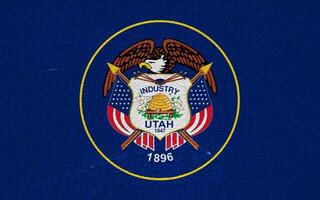 bandera de Utah Estados Unidos estado en un texturizado antecedentes. concepto collage. foto