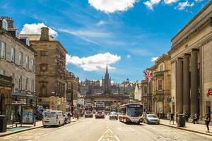 fachada de el real escocés academia desde Hanovre calle en Edimburgo, Escocia, Reino Unido. real escocés academia, alias rsa, es nacional academia de Arte promueve contemporáneo escocés Arte foto