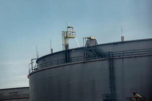 producción edificios y tubería de el omv petróleo refinería. foto
