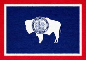 bandera de Wyoming Estados Unidos estado en un texturizado antecedentes. concepto collage. foto