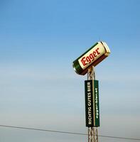 la carretera a Viena, Austria - 14.01.2024 publicidad de huevo cerveza a un cerveza venta al por mayor depósito. foto