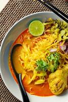 Khao soja receta, curry fideos sopa con pollo servido en blanco bol, tailandés alimento, curry fideos, tailandés fideos, del Norte alimento. foto