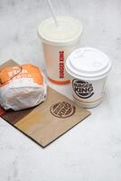 bangkok, Tailandia - marzo, 14 2023 - suave bebida lentes , , café tazas y pescado hamburguesas de hamburguesa rey, rápido comida hamburguesas popular en America. foto