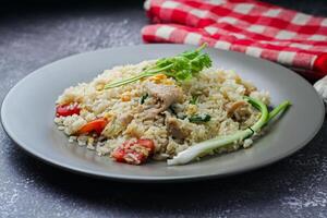 Cerdo frito arroz es servido en platos en restaurantes en tailandia, frito arroz es un común calle comida en tailandia foto