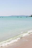 playa y tropical mar en tailandia, hermosa foto digital imagen