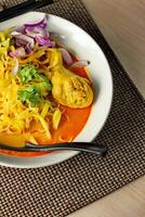 Khao soja receta, curry fideos sopa con pollo servido en blanco bol, tailandés alimento, curry fideos, tailandés fideos, del Norte alimento. foto