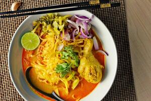 Khao soja receta, curry fideos sopa con pollo servido en blanco bol, tailandés alimento, curry fideos, tailandés fideos, del Norte alimento. foto