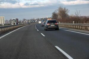 bratislava, Eslovaquia - 01.12.2024 tráfico de carros a lo largo el nitra bratislava ruta. foto