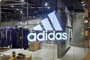 bangkok, Tailandia septiembre 14, 2023 adidas firmar en ventana mostrar. eso es un alemán atlético vestir y calzado sociedad ese estaba fundado en agosto 18, 1949. foto