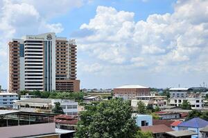 bangkok, Tailandia septiembre 20, 2023 real majestad aniversario edificio con hermosa cielo a siam Universidad dónde es un famoso Universidad en tailandia eso estaba establecido en 1965. foto