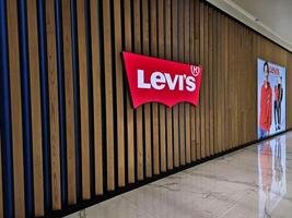 bangkok, Tailandia enero 18, 2024 Levis signo. leví Strauss y co es un americano ropa empresa ese estaba fundado en mayo 1853. foto