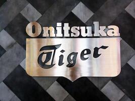 bangkok, Tailandia diciembre 21, 2023 onitsuka Tigre signo. onitsuka Tigre es un famoso japonés Deportes Moda marca empezado en 1949. foto