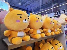 bangkok, Tailandia diciembre 21, 2023 kakao amigos Ryan felpa muñeca en el estante. kakao amigos son Destacados caracteres establecido en kakaotalk, liberado en noviembre 2012. foto