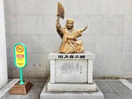 fukuoka, Japón noviembre 13, 2023 estatua de otojiro kawakami quien estaba un famoso japonés actor y cómico. foto