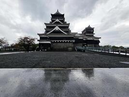 kumamoto castillo en lluvioso día. eso es un punto de referencia de kumamoto ese estaba construido en 1960. foto