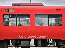 golpear una, Japón noviembre 12, 2023 rojo diesel coche 200 CC a pégale a un estación dónde es un ferrocarril estación en el kyudai principal línea operado por jr kyushu en golpear una. foto