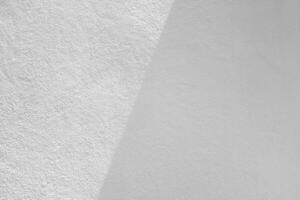 blanco estuco pared con sombra y ligero haz en superficie, adecuado para haciendo difuminar a multiplicar y cubrir en producto presentación. foto