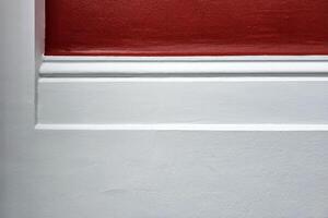 mínimo blanco y rojo pintura hormigón pared textura para antecedentes. foto