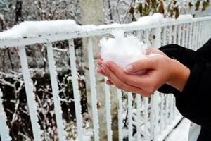 niña manos participación blanco nieve en invierno tiempo. foto