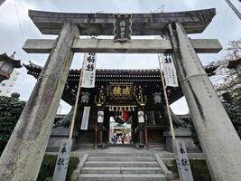 fukuoka, Japón noviembre 13, 2023 antiguo Roca torii portón a kushida jinja santuario dónde es un sintoísmo santuario situado en hakata-ku, fukuoka, Japón, estaba fundado en en 757. foto