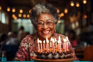 ai generado contento sonriente africano abuela en lentes con grande cumpleaños pastel con velas foto