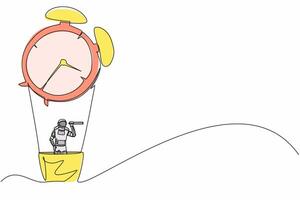 soltero uno línea dibujo de joven astronauta en caliente aire globo con alarma reloj mirando con telescopio o monóculo. cósmico galaxia espacio concepto. continuo línea dibujar gráfico diseño vector ilustración
