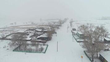 schneebedeckt Dorf Antenne Aufnahmen video