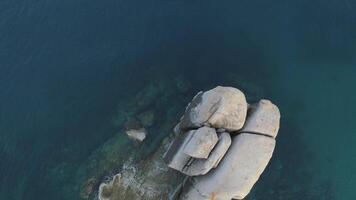 Flug Über groß Stein im Meer video