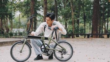 homme profiter la musique en utilisant écouteurs tandis que faire la navette à Bureau sur une vélo. homme d'affaire Cyclisme à Bureau tandis que écoute à musique. video