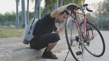 Mann Sitzung allein auf das Gipfel von das Hügel mit Fahrrad und nehmen Bild von das Aussicht video