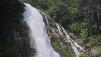 wachirathan waterval - een natuurlijk zich afvragen video