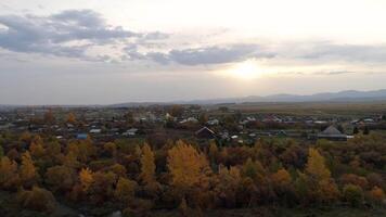 otoño pueblo en Siberia video