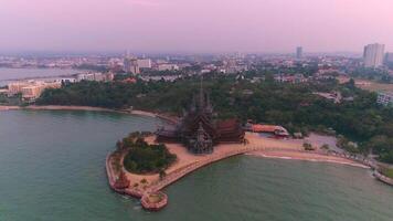 houten tempel in pattaya video