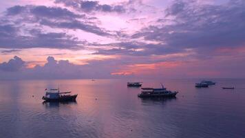 le coucher du soleil reflets sur bateaux video