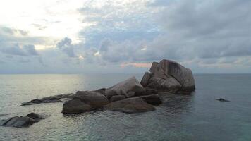 rock en bahía a amanecer video