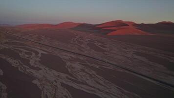 sossusvlei estrada dentro Namíbia em uma pôr do sol video