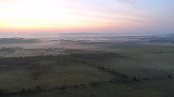 lever du soleil dans brumeux vallée video